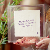 Caixa Acrílica c/ Tecido Bordado "Tenho em Mim Todos os Sonhos do Mundo" - 20x20cm