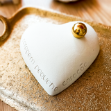 Escultura Coração c/ Bola Dourada "Coragem, pequeno coração"