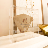 Caixa Acrílica c/ Relicário Decorativo Coador Frase "CaFÉ não Costuma Falhar" - 20x20cm