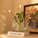 Vaso Tijolinho de Vidro Augusto + Tulipas Brancas Toque Real - 18x18cm