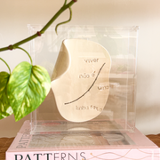 Caixa Acrílica c/ Relicário Decorativo Frase: Viver não é um linha reta - 20x20cm