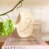 Caixa Acrílica c/ Relicário Decorativo Frase: Viver não é um linha reta - 20x20cm