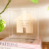 Caixa Acrílica c/ Relicário Decorativo Casinha Frase "Tudo Aqui Já Foi uma Oração" - 20x20cm