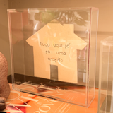 Caixa Acrílica c/ Relicário Decorativo Casinha Frase "Tudo Aqui Já Foi uma Oração" - 20x20cm