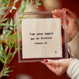 Caixa Acrílica c/ Linho Frase 'Tudo posso naquele que me fortalece' - 20x20cm