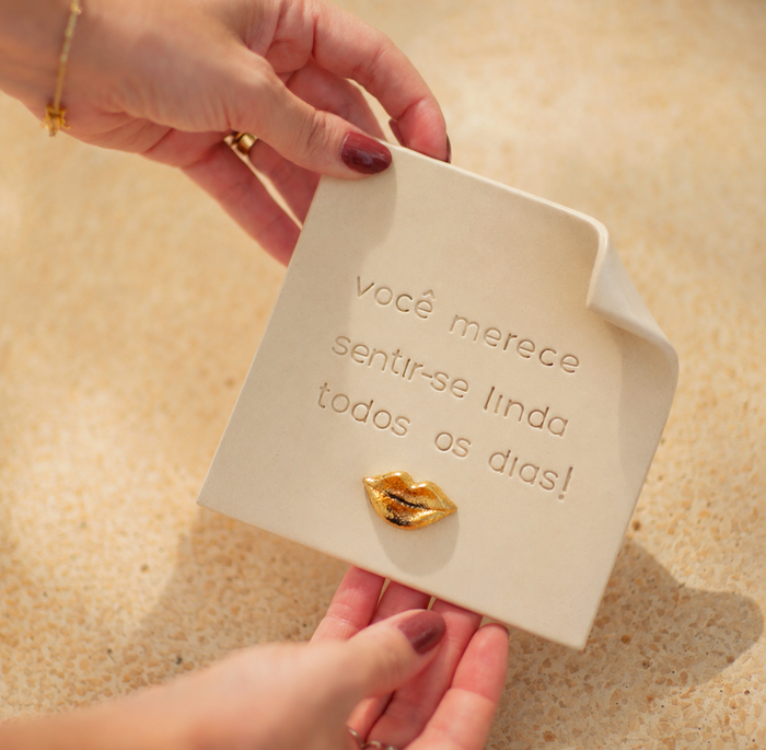Relicário 'Você Merece Se Sentir Linda' Cerâmica Off White - 10x14cm