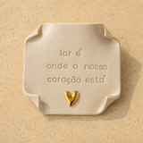 RELICÁRIO 'LAR É ONDE NOSSO CORAÇÃO ESTÁ' CERÂMICA OFF WHITE - 0,10X0,14CM