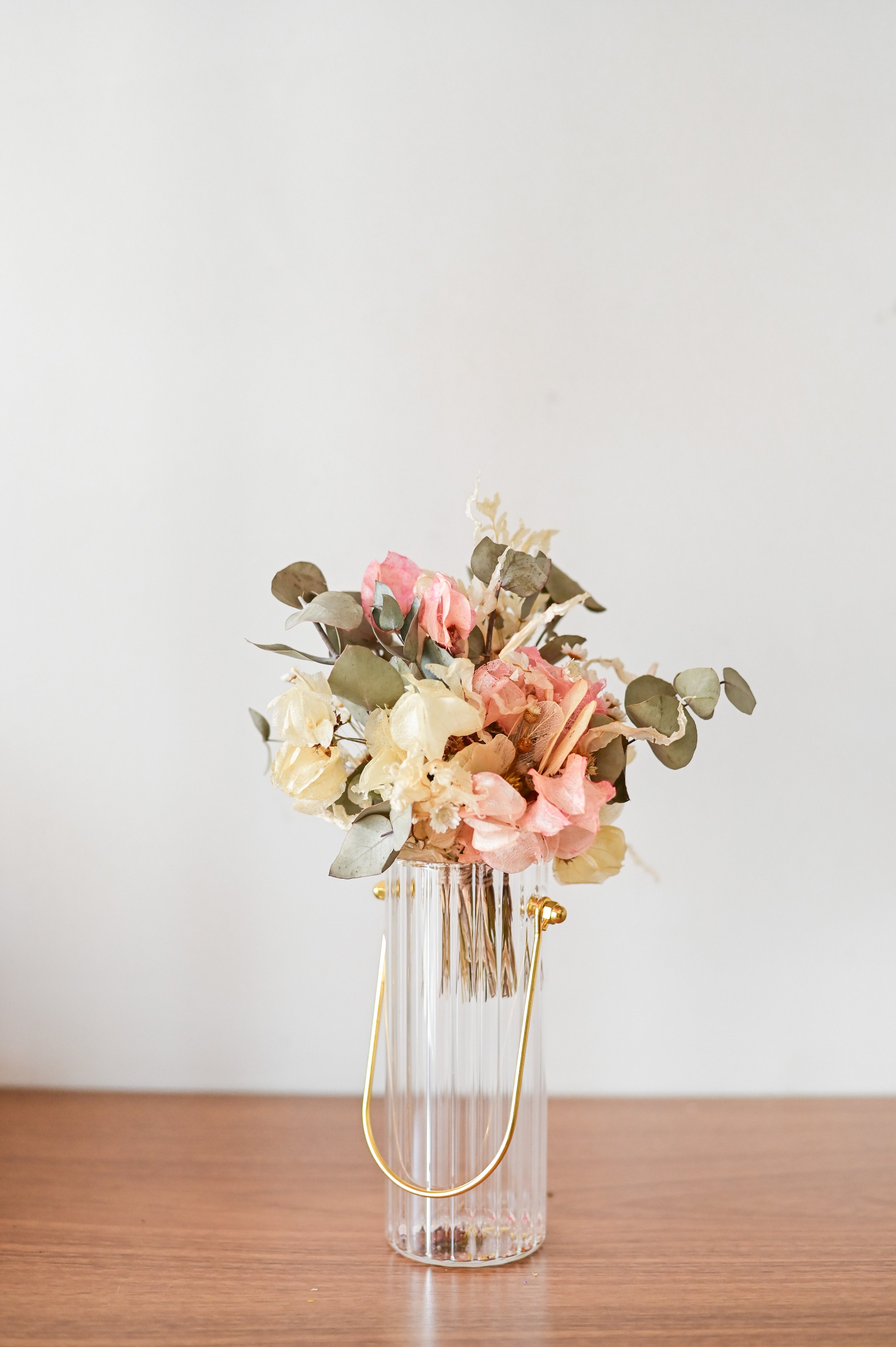 Vaso de Vidro com Alça Canelado Gold + Bouquet Leandra