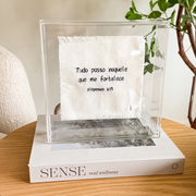 Caixa Acrílica c/ Linho Frase 'Tudo posso naquele que me fortalece' - 20x20cm