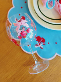 Taça de Vinho Pintada à Mão Laço Cereja - 10x20cm