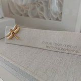 Relicário Frase "O que Toca a Alma Indica o Caminho" Libélula Dourada - 29x7cm