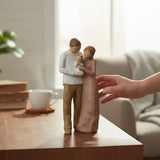Escultura Decorativa Casal e Filho em Resina Colorida - 21,5x9,5cm